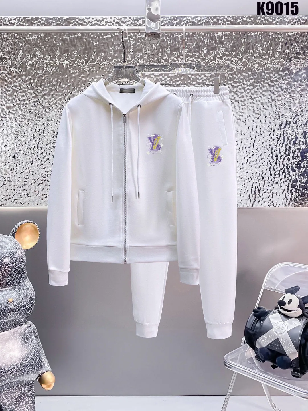🅿️420 [LV Louis Vuitton] (Fat Man Gospel) hot-selling suit is coming. Focus on the original version of the official website. 2025 new hot-selling cardigan sweater suit. The original order is the best. 🇭🇰The meticulous work of top designers is dedicated to a fitting and perfect upper body effect. All-natural high-quality Roman cotton 100%, close-fitting comfort, noble and elegant! Original hardware embodies elegance and nobility! Counter size: M-5XL (maximum wear up to 220 pounds)